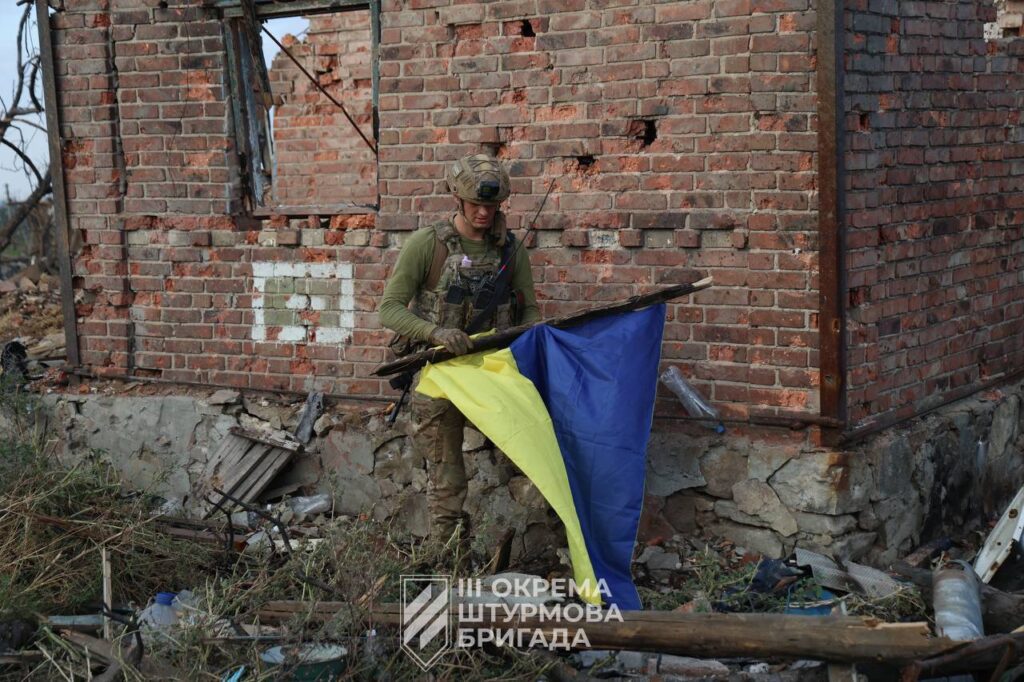 Українські військові показали, як підіймають український прапор над деокупованою Андріївкою