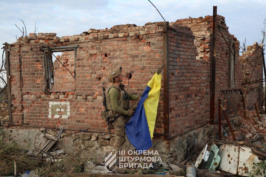 Українські військові показали, як підіймають український прапор над деокупованою Андріївкою