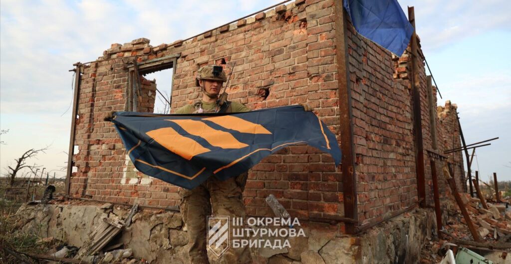 Українські військові показали, як підіймають український прапор над деокупованою Андріївкою