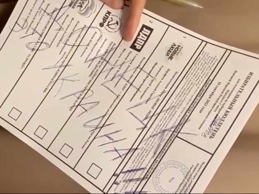 “Слава Україні” і “Чекаємо ЗСУ”. Що пишуть жителі ТОТ у бюлетенях на “виборах”