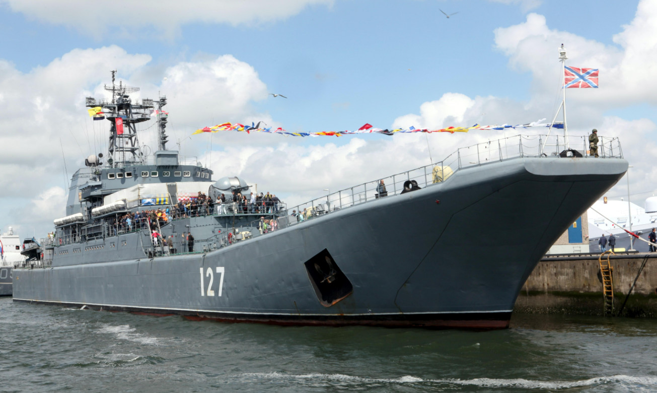 З’явилося відео зі згорілим кораблем “Мінськ”, в який влучили українські ракети