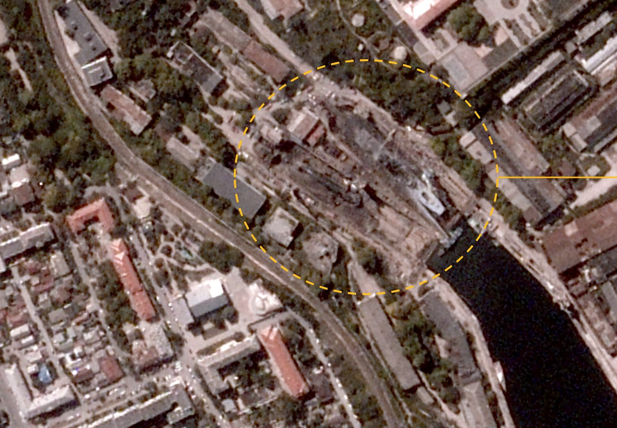 Атаковані в Севастополі корабель та підводний човен потрапили на супутниковий знімок. На ньому видно пошкодження і сліди пожежі