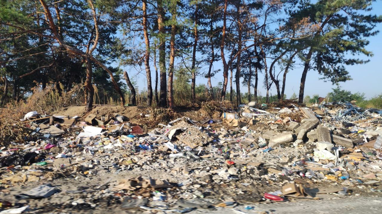 В окупованому Шахтарську не вивозять сміття  всіх комунальників “мобілізували”