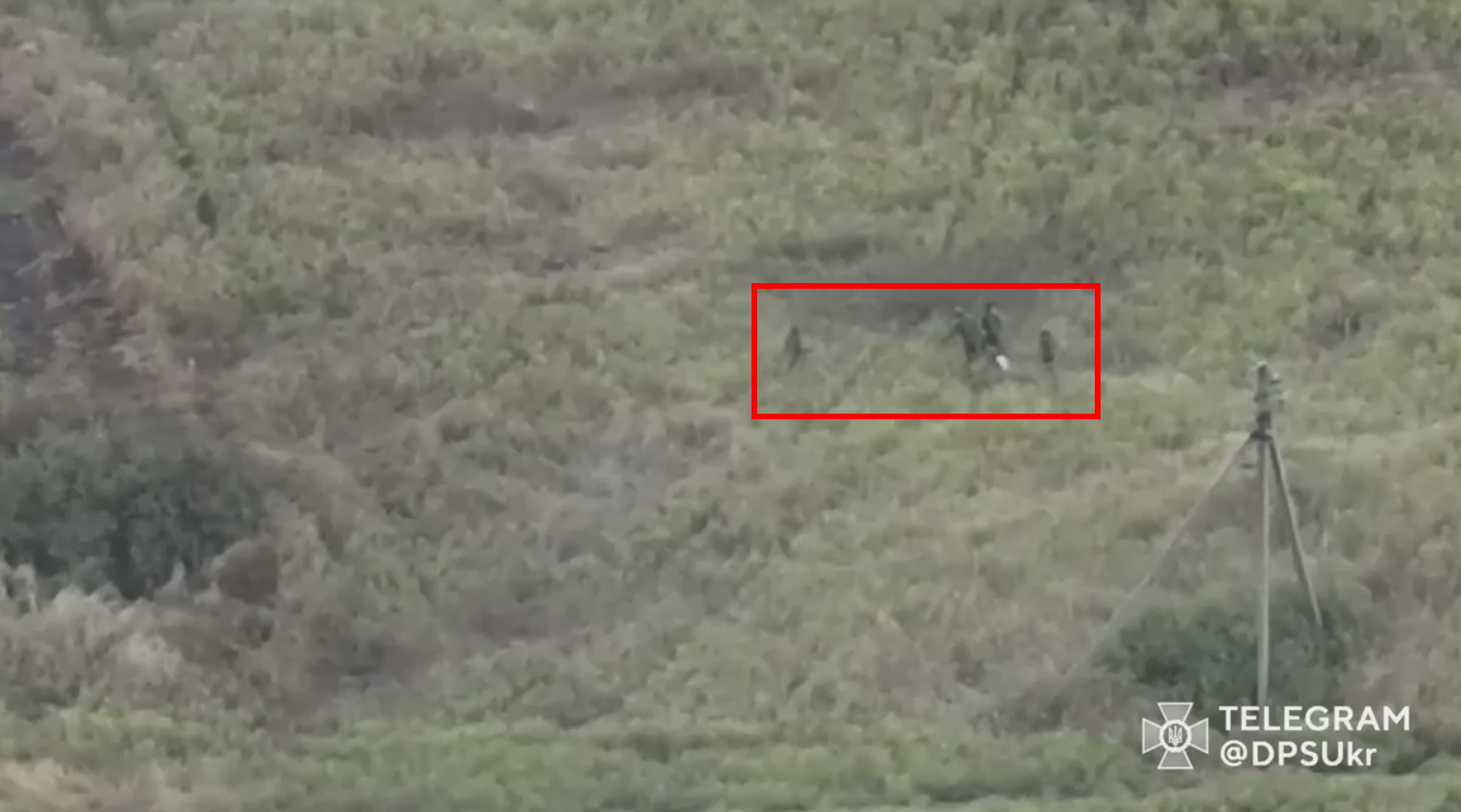 Одного з росіян довелося тягти по землі. Прикордонники показали удар по силам ворога в районі Сватового