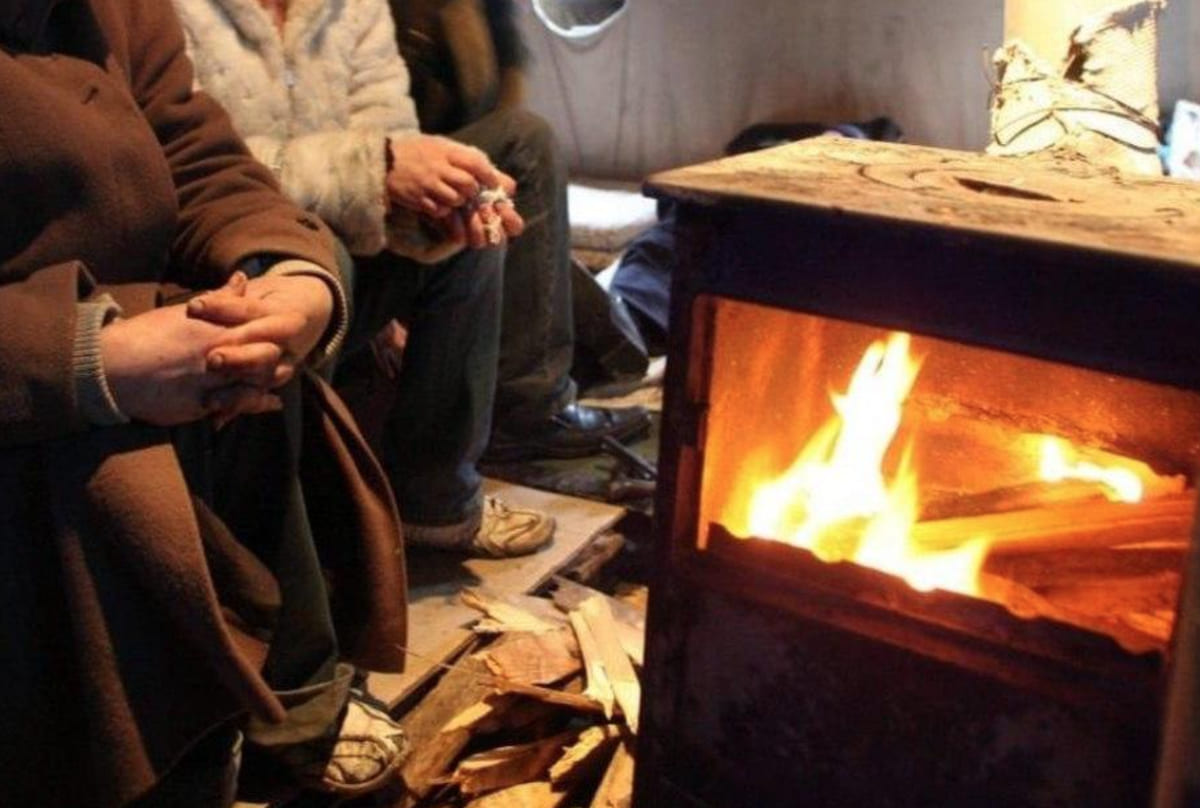 В Авдіївці на Донеччині через неможливість доставляти дрова будуть розпилювати повалені дерева