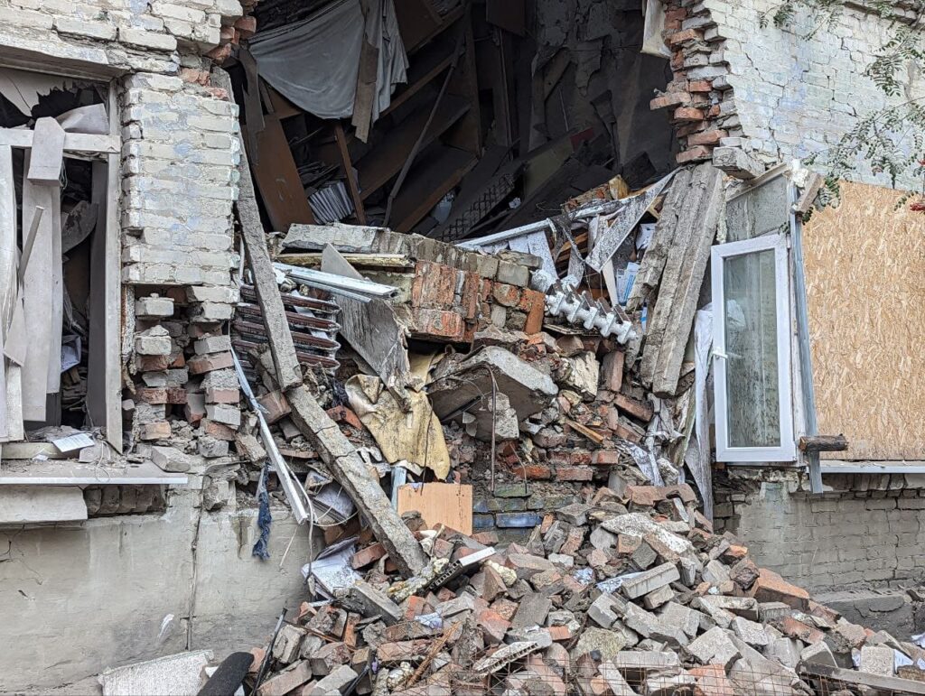 У Покровську на Донеччині один загиблий та понад 10 постраждалих після ракетного удару РФ. Опубліковано фото руйнувань