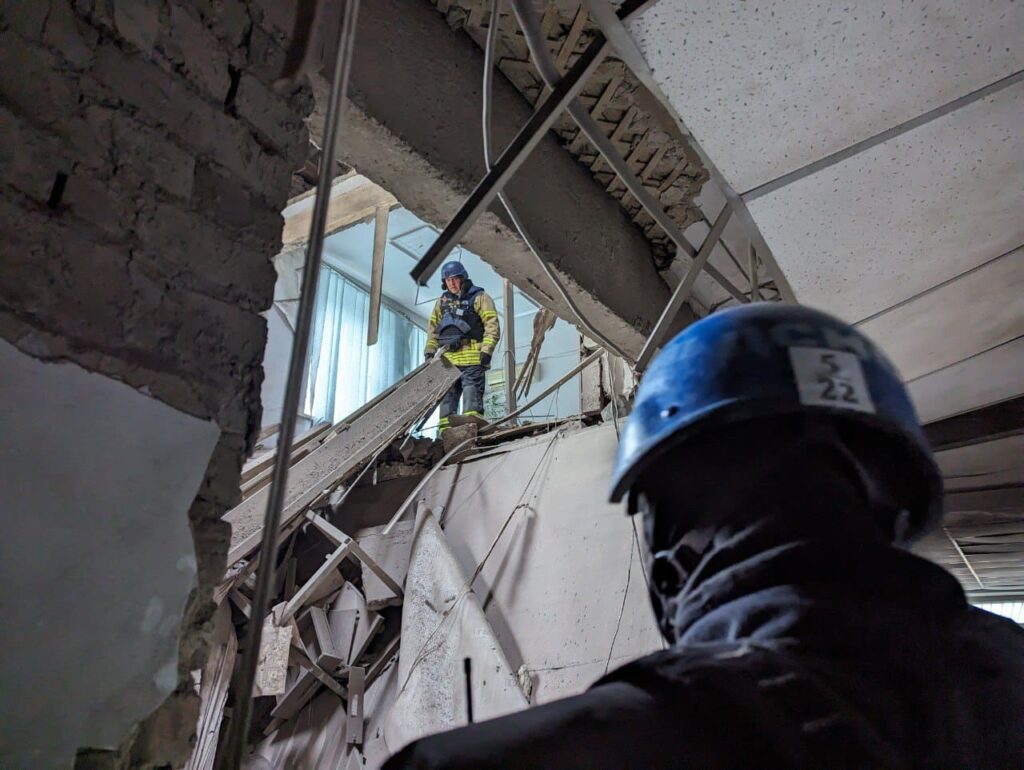У Покровську на Донеччині один загиблий та понад 10 постраждалих після ракетного удару РФ. Опубліковано фото руйнувань