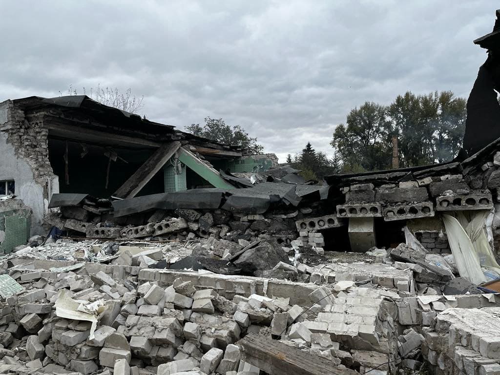 У Покровську на Донеччині один загиблий та понад 10 постраждалих після ракетного удару РФ. Опубліковано фото руйнувань