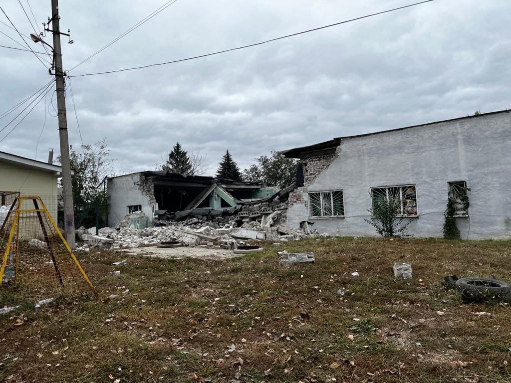 У Покровську на Донеччині один загиблий та понад 10 постраждалих після ракетного удару РФ. Опубліковано фото руйнувань