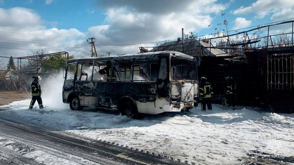 В окупованій Станиці Луганській згорів автобус. Місцеві жителі показали наслідки