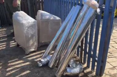 Жителям Луганщини розвозять металеві печі, щоб обігрівати домівки