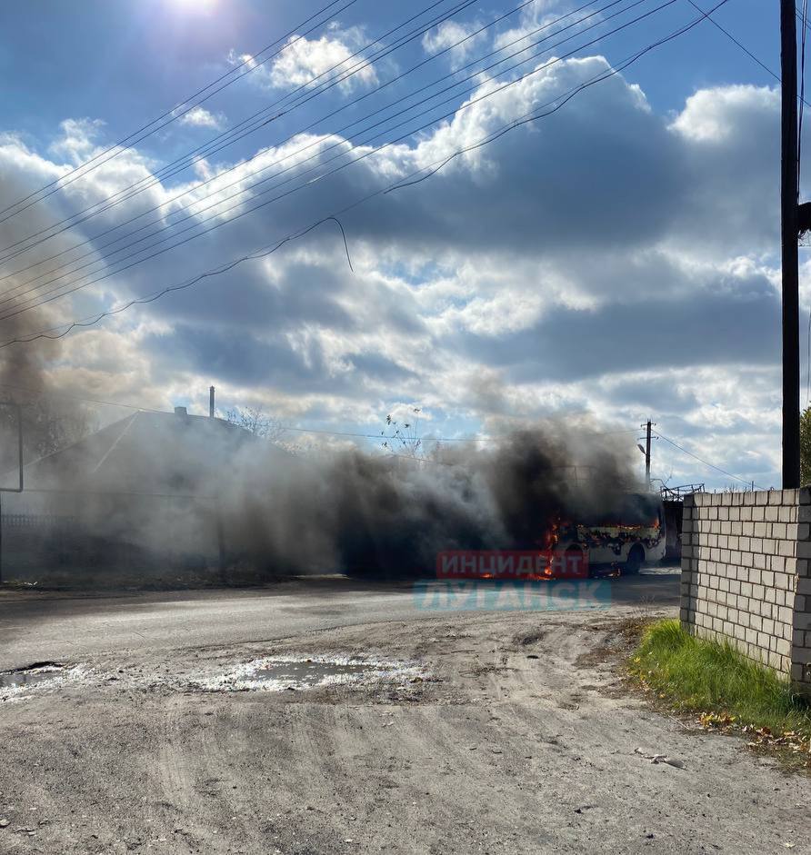 В окупованій Станиці Луганській згорів автобус. Місцеві жителі показали наслідки