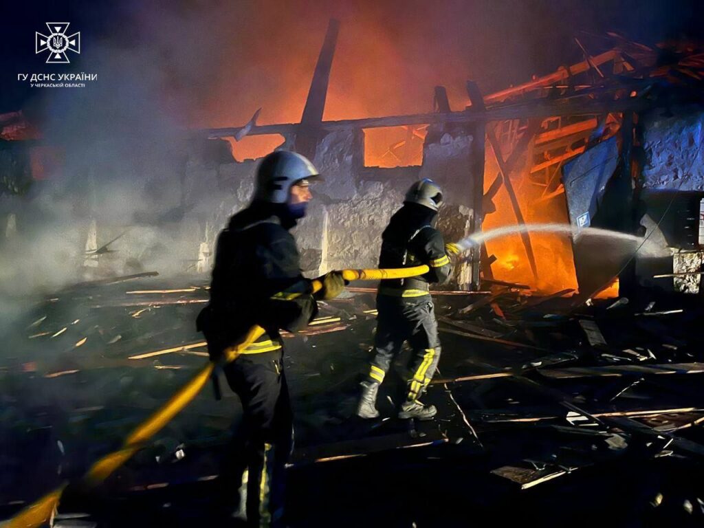 Росія атакували дронами Умань. Рятувальники показали наслідки влучання