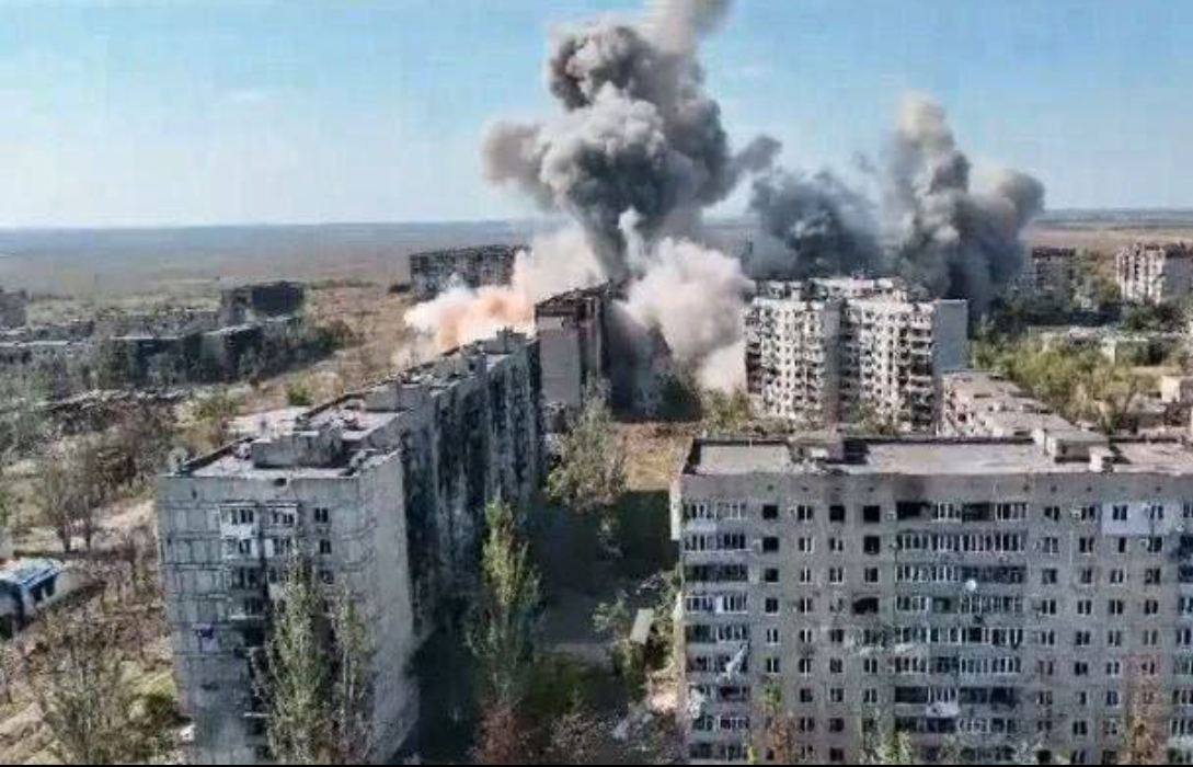 У Вугледарі показали момент удару авіабомбою по місту