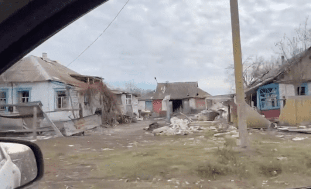 Поліція доставила жителям Луганщини хліб та предмети гігієни, а також показала, який вигляд мають деокуповані села регіону