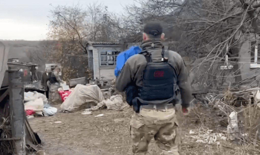Поліція доставила жителям Луганщини хліб та предмети гігієни, а також показала, який вигляд мають деокуповані села регіону