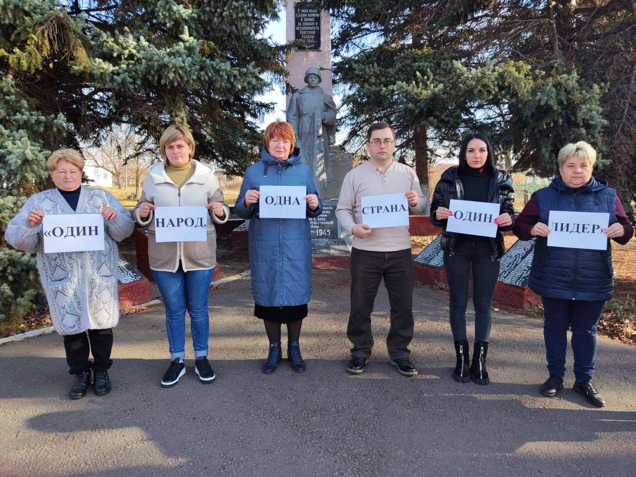 В окупованому Харцизську росіяни вигнали людей на мітинг з нацистськими гаслами 