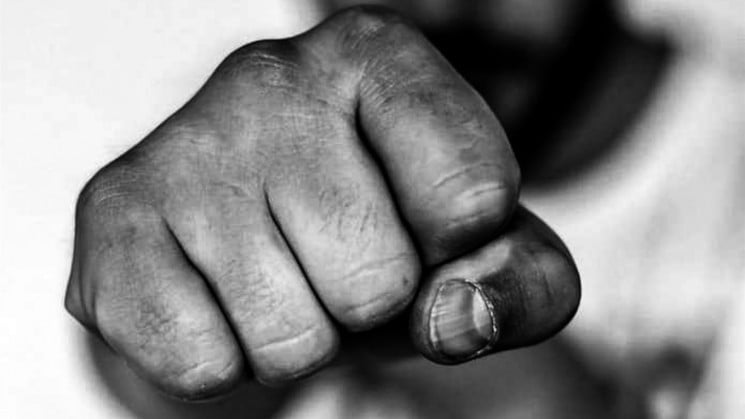Російські військові знімали на камеру, як палицями б’ють їх товаришів по службі