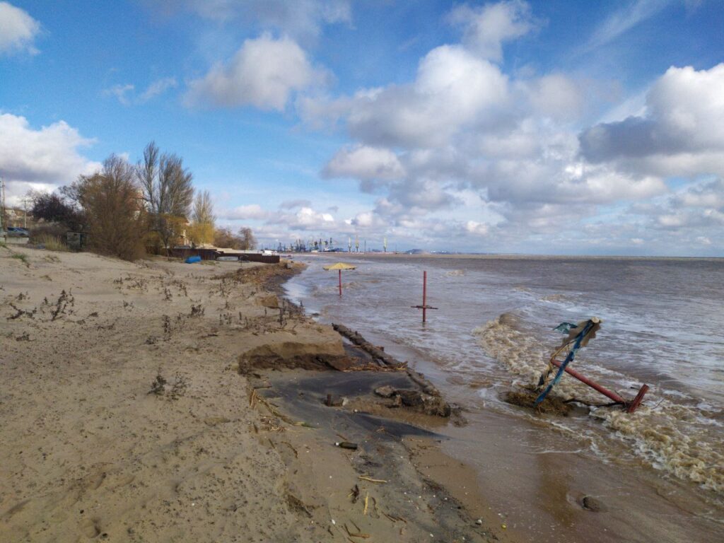 У Маріуполі показали наслідки шторму на пляжі