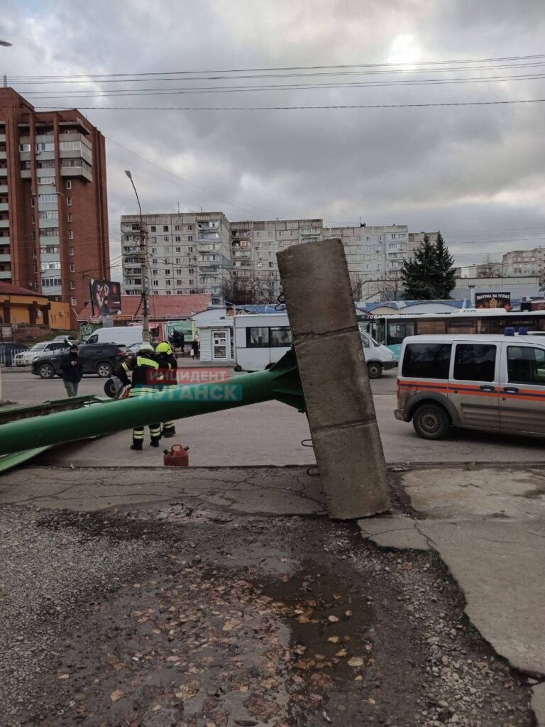 На окупованій території негода валить рекламні щити. Опубліковані фото