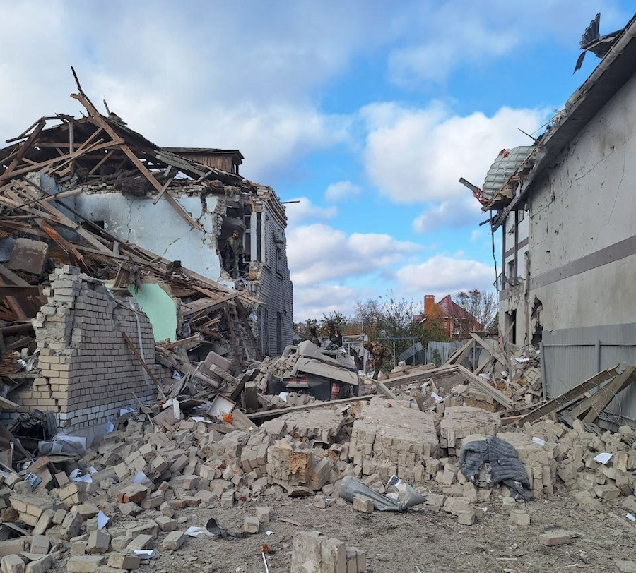 На Херсонщині сталася “бавовна” в місці розташування окупантів. Опубліковано фото з місця удару