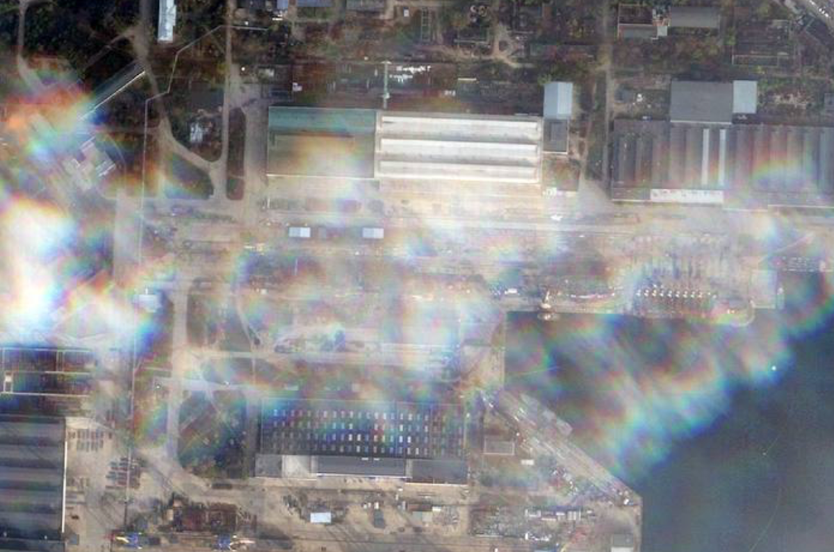 Опубліковано супутникові знімки корабля “Аскольд” та заводу в Керчі, куди ЗСУ завдали ракетного удару