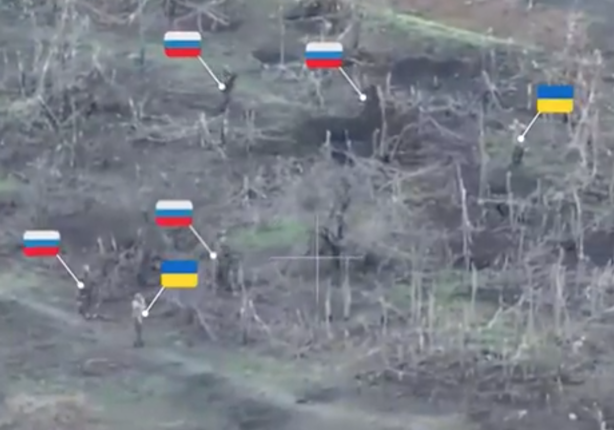 З’явилося відео, як окупанти атакують позицію ЗСУ, прикриваючись полоненими українськими військовими