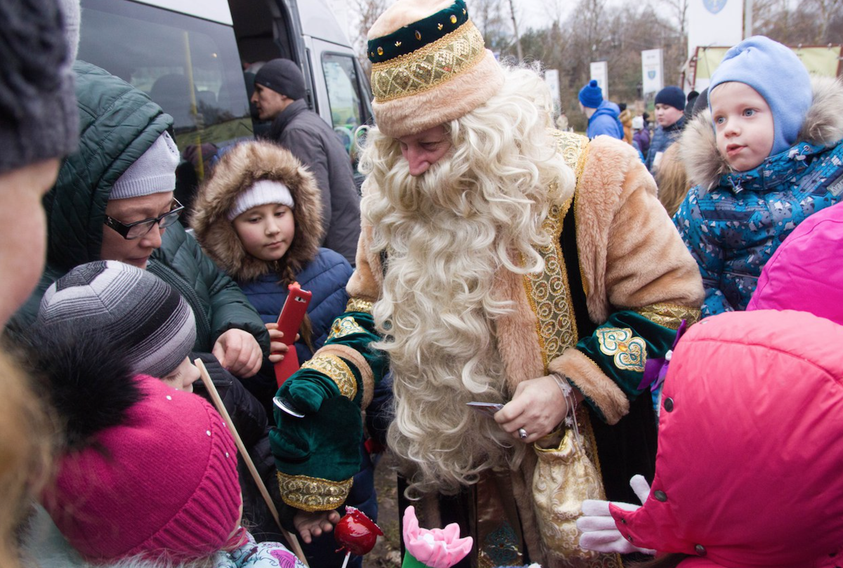 Дітей на окупованій Луганщині хочуть позбавити Святого Миколая. Замість нього буде Киш Бабай