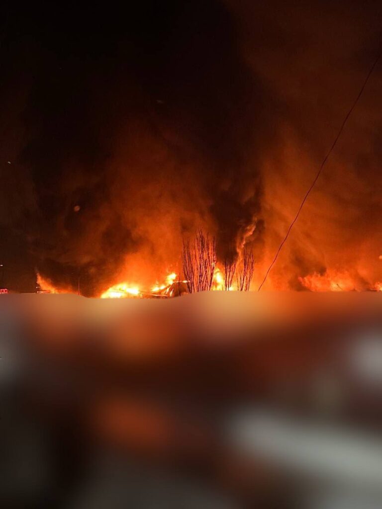 У Горлівці почалася масштабна пожежа в колишньому “Епіцентрі”. Опубліковане відео вогню