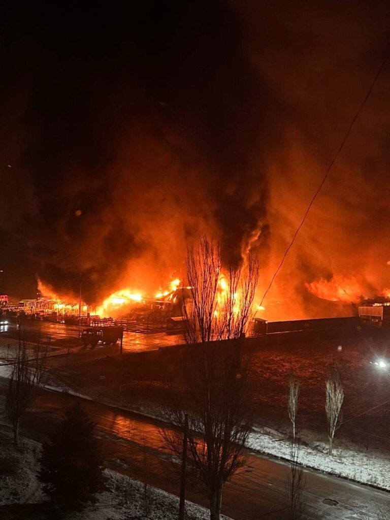 У Горлівці почалася масштабна пожежа в колишньому “Епіцентрі”. Опубліковане відео вогню
