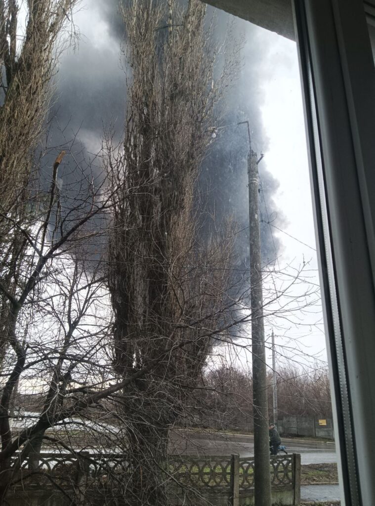 В окупованому Іловайську почалася сильна пожежа в районі залізничної станції. Опубліковані фотографії