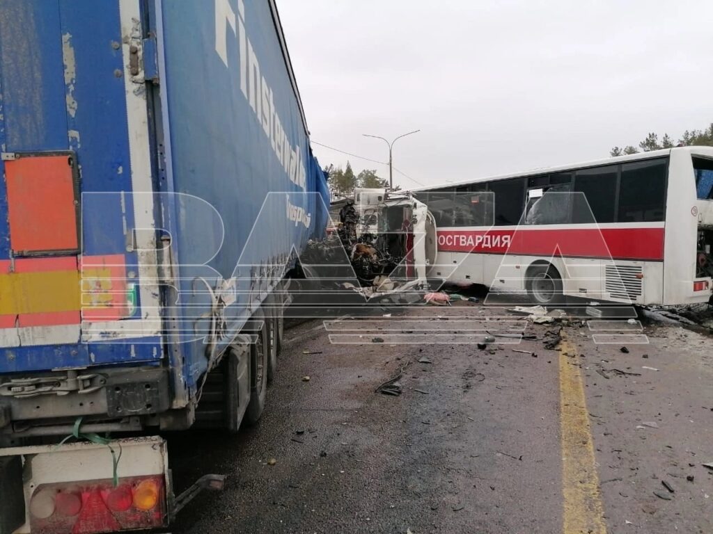 У Росії фура протаранила колонну Росгвардії. Опубліковане відео