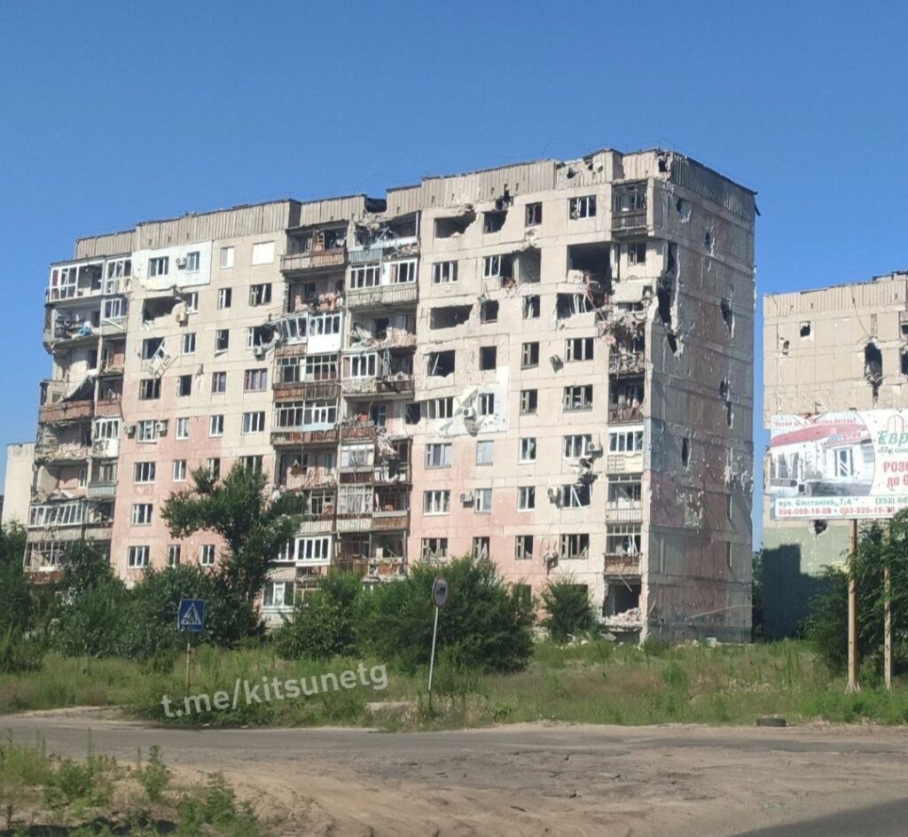 У Сєвєродонецьку обвалилися перекриття в багатоповерхівці. Опубліковані фотографії