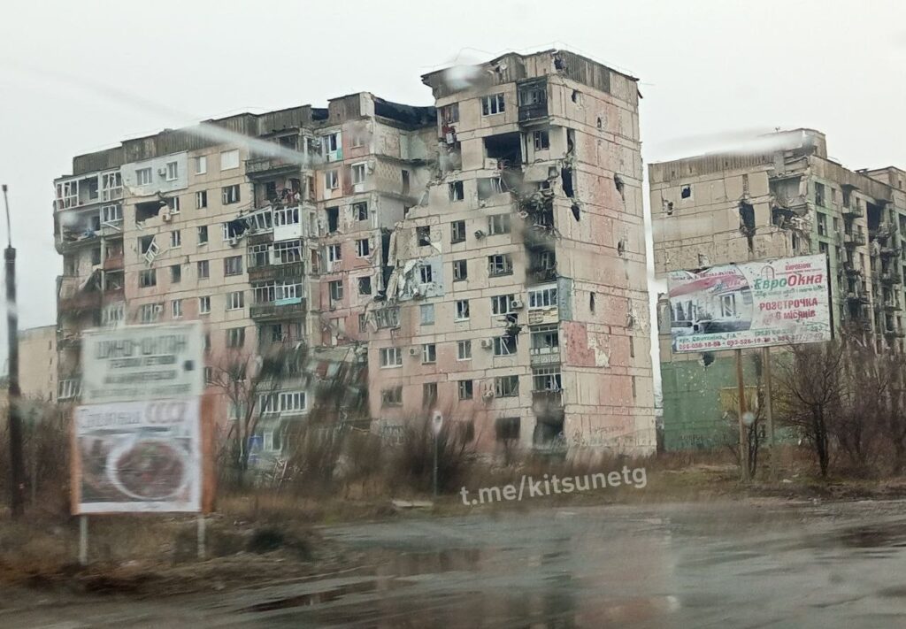 У Сєвєродонецьку обвалилися перекриття в багатоповерхівці. Опубліковані фотографії