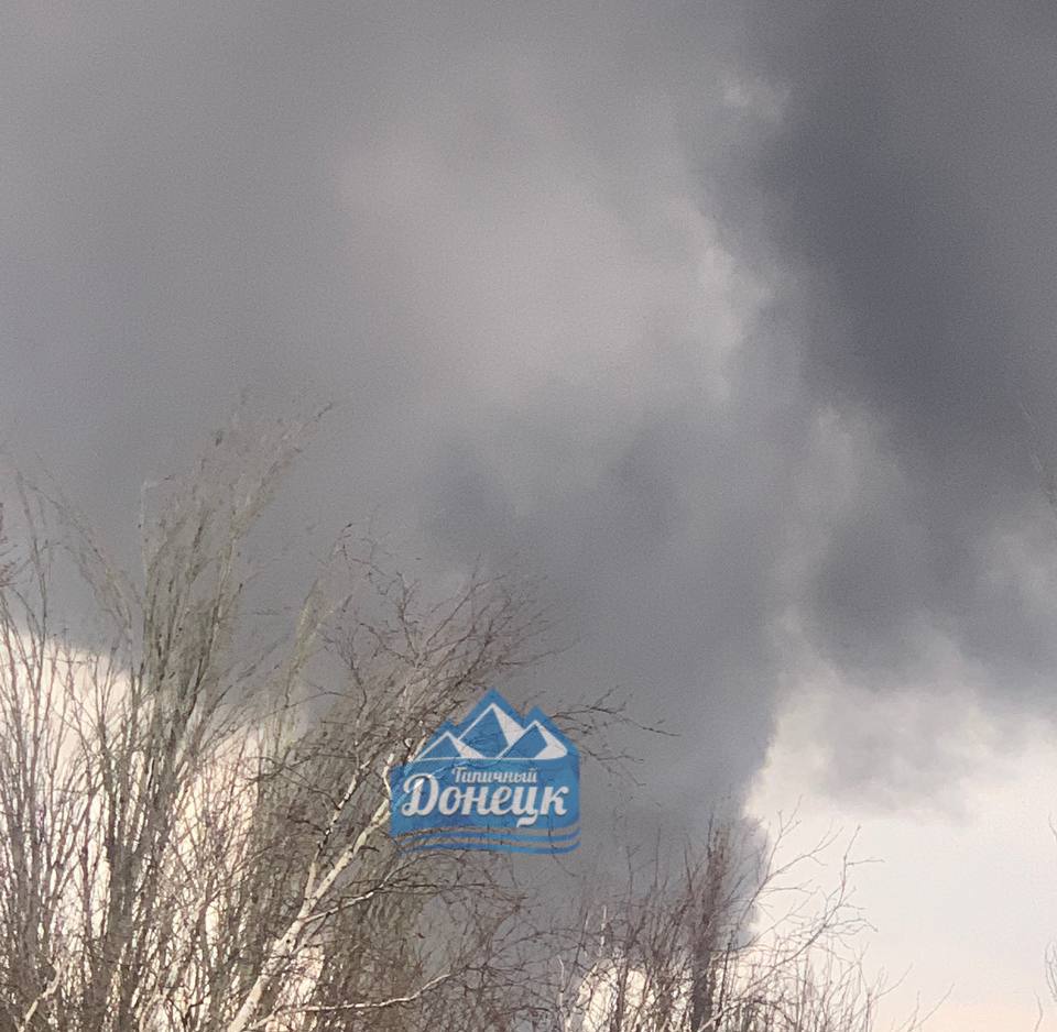 В окупованому Іловайську почалася сильна пожежа в районі залізничної станції. Опубліковані фотографії