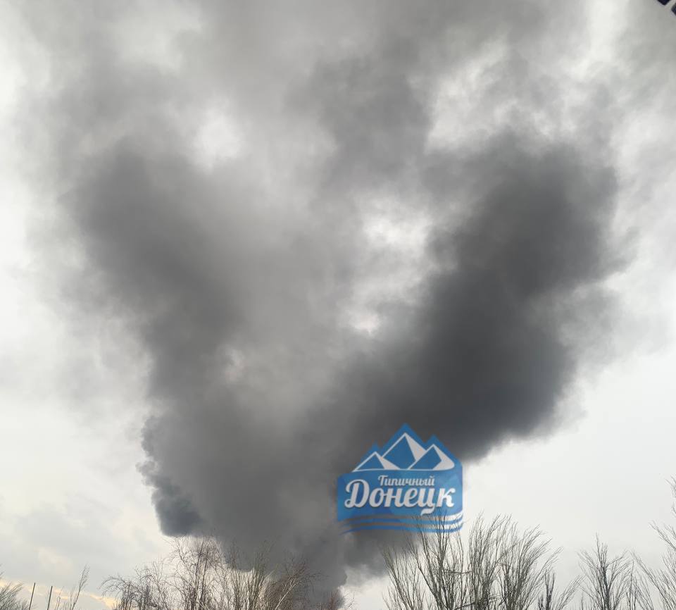 В окупованому Іловайську почалася сильна пожежа в районі залізничної станції. Опубліковані фотографії