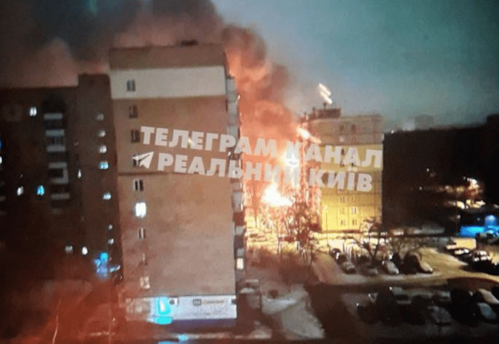 Київ знову піддався обстрілу балістичними ракетами. Їх вдалося збити, але через падіння уламків постраждали понад 50 осіб