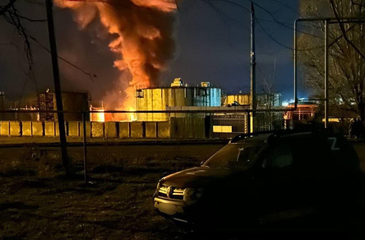 З’явилося відео атаки безпілотників на нафтобазу в окупованому Луганську