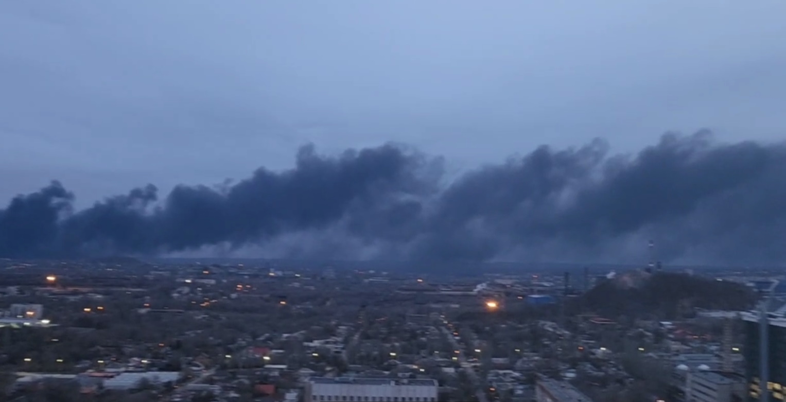 В Донецьку сталася масштабна пожежа. Опубліковане відео стовпа диму