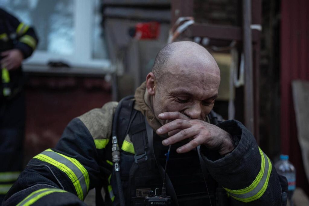 Ракетний удар по Україні. У ДСНС показали, хто рятував людей з-під завалів