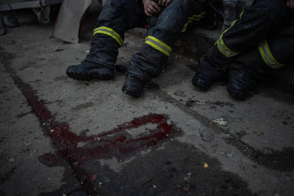 Ракетний удар по Україні. У ДСНС показали, хто рятував людей з-під завалів