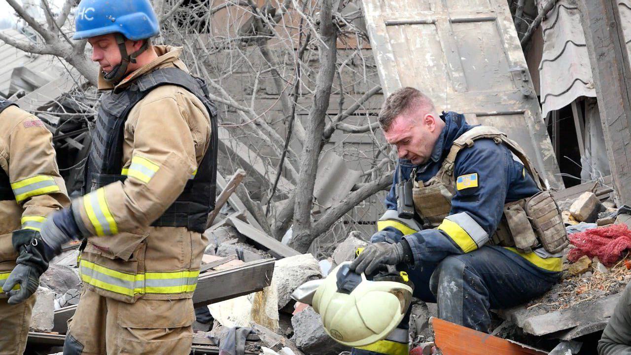 Ракетний удар по Україні. У ДСНС показали, хто рятував людей з-під завалів