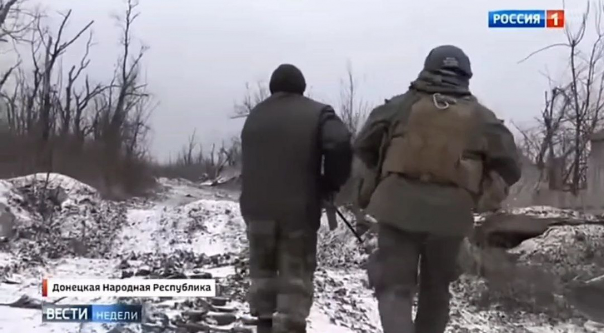 Російський військкор вдягнув військову форму та тягав кулемет за загарбниками