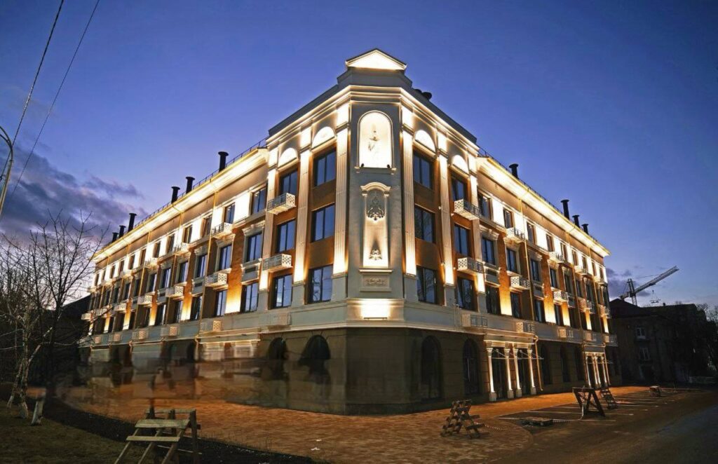 У Маріуполі показали будинок, квартири в якому продають в іпотеку. Маріупольців туди не заселять