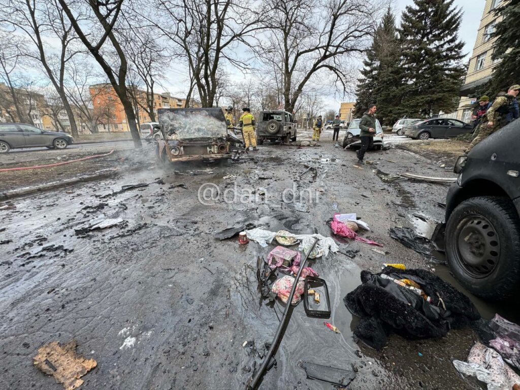 Обстріл Донецька. Місцеві жителі повідомляють про загиблих та публікують відео наслідків