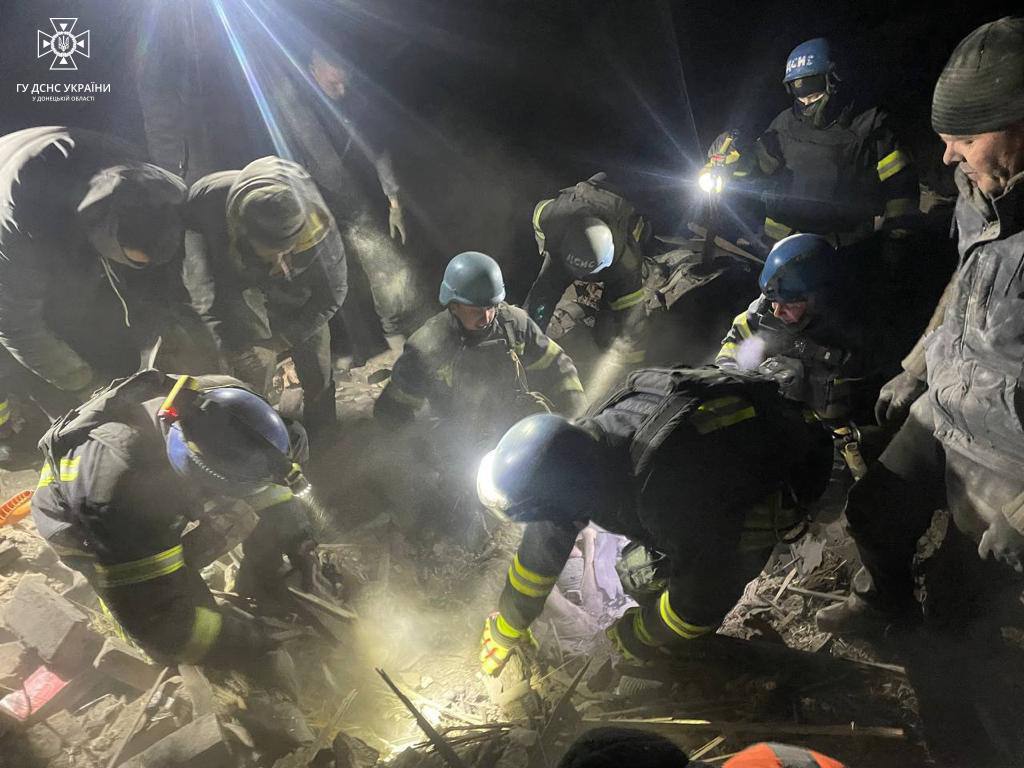 Обстріл Гірника. Військові показали, як розбирають завали