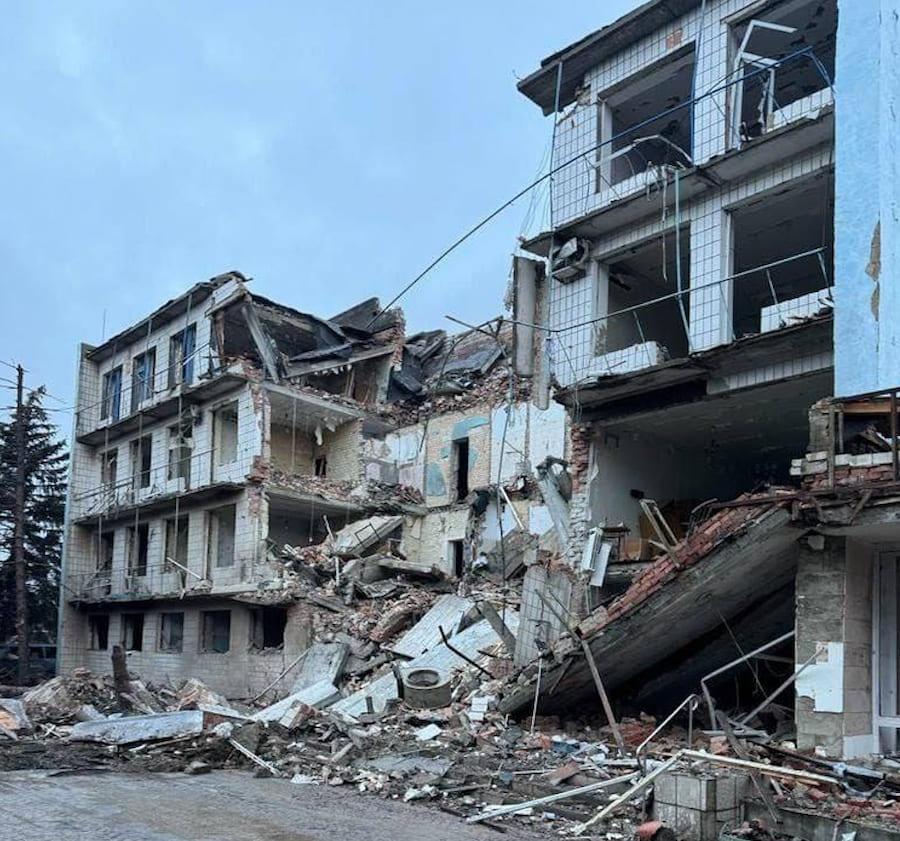 Опубліковано нові фотографії з Курахового на Донеччині, куди вночі прилетіло сім російських ракет