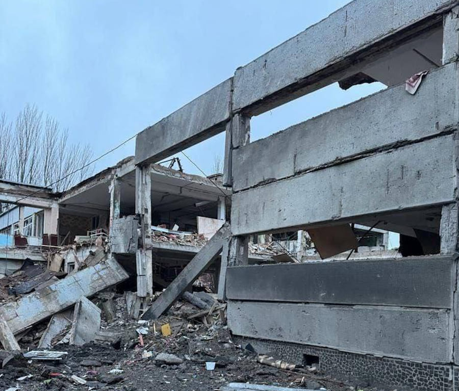 Опубліковано нові фотографії з Курахового на Донеччині, куди вночі прилетіло сім російських ракет