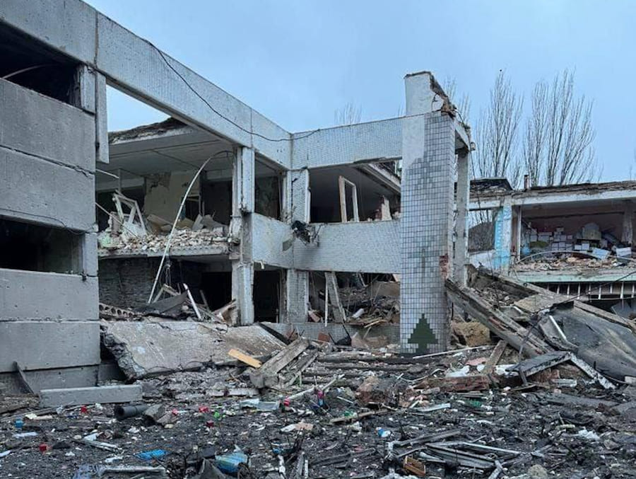 Опубліковано нові фотографії з Курахового на Донеччині, куди вночі прилетіло сім російських ракет