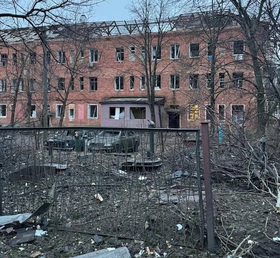 Опубліковано нові фотографії з Курахового на Донеччині, куди вночі прилетіло сім російських ракет